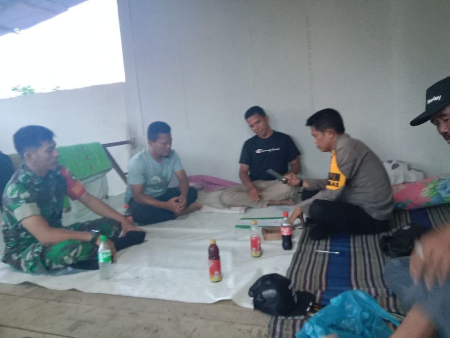 Jalin Silaturahmi, Babinsa Koramil 0321-03/Bgs Rohil dan Bhabinkamtibmas Komsos Bersama Warga