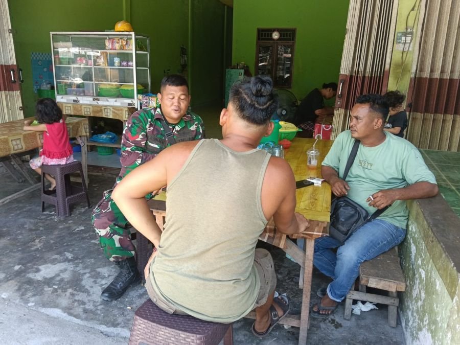 *Jalin Silaturahmi, Babinsa Koramil 11 tambusai Komsos Dengan Warga*