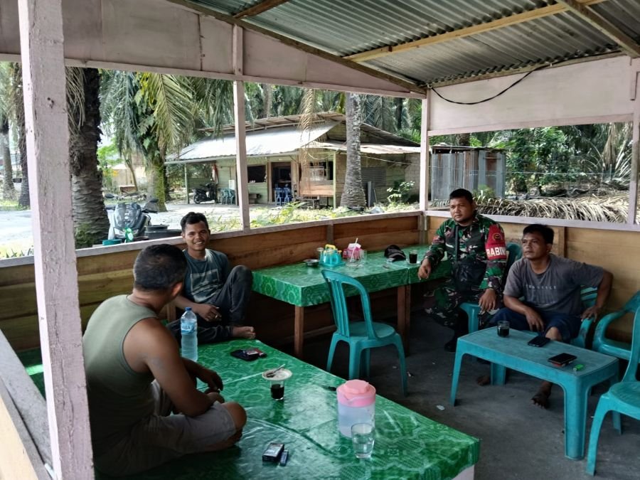 Jalin Silaturahmi, Babinsa  Koramil 11/Tbs Komsos Dengan Warga*