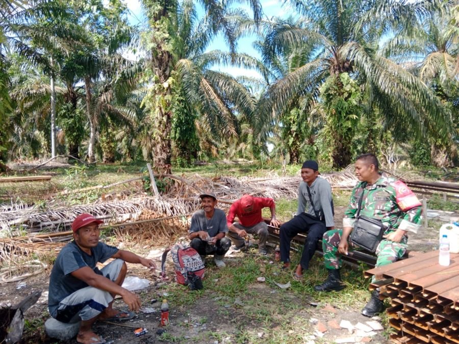 Jalin Silaturahmi, Babinsa Koramil 11/Tbs Komsos Dengan Masyarakat  Desa binaan*