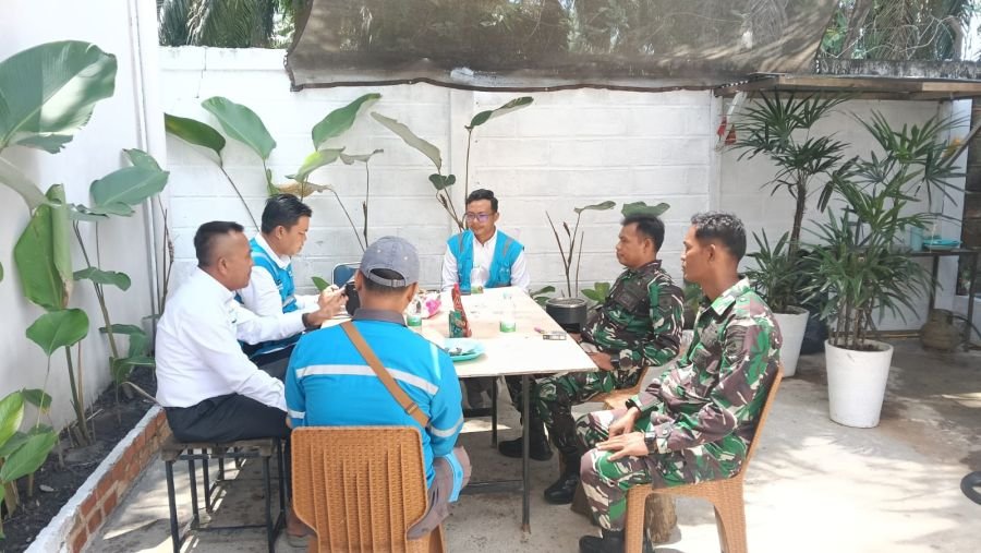 Jalin Silaturahmi Lewat Komsos Dengan Karyawan PLN Dilakukan Personel Koramil 05/KK Kodim 0313/KPR