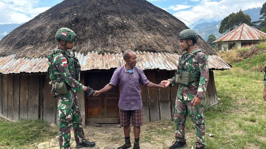 Jalin Silaturahmi, Satgas Yonif 136/Tuah Sakti Hadir Menyapa Warga Kampung Lambo