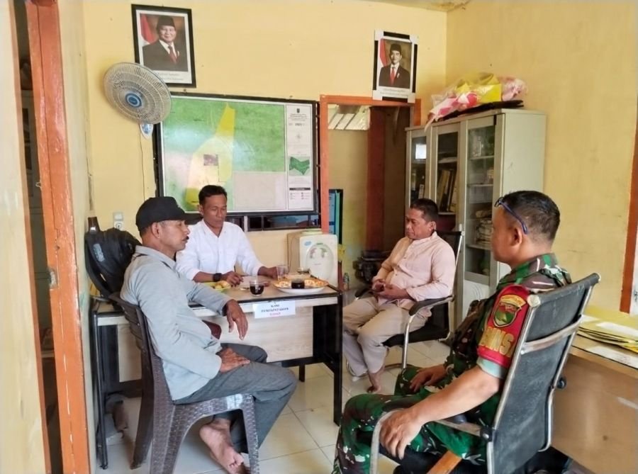 Jalin Sinergi, Babinsa 09/Kemuning Komsos di Kantor Desa Teluk Kelasa