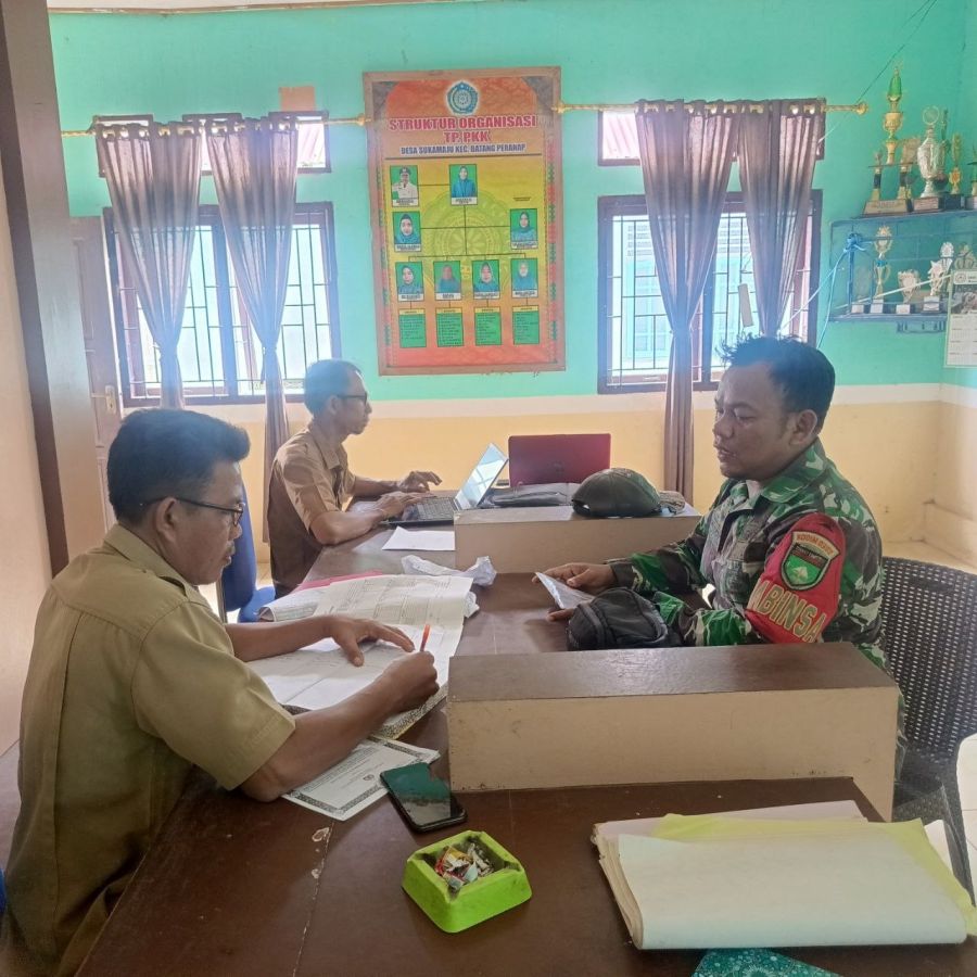 Jalin Sinergitas, Babinsa Koramil 05/Peranap Komsos Bersama Perangkat Desa Sukamaju