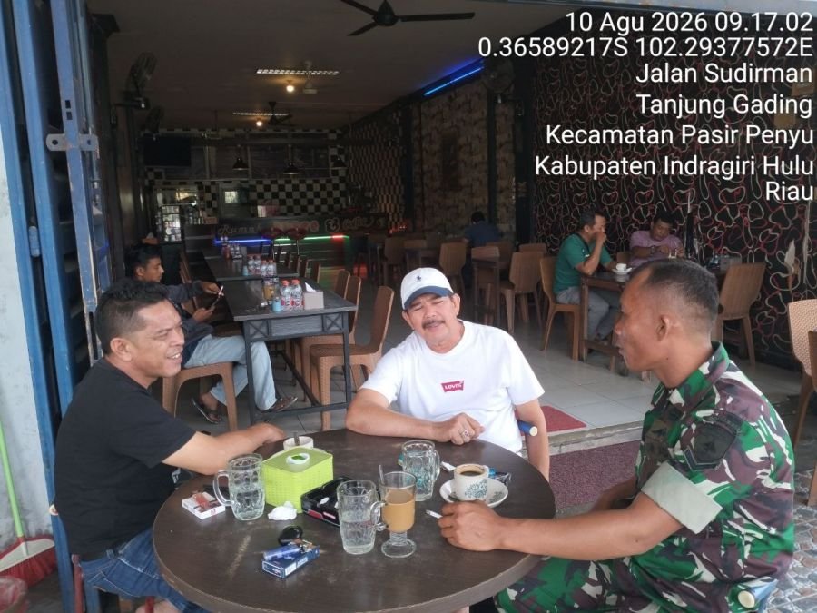 Jalin Sinergitas, Babinsa Koramil 04/Pasir Penyu Gelar Komsos Bahas Kamtibmas dan Kewaspadaan Karhut