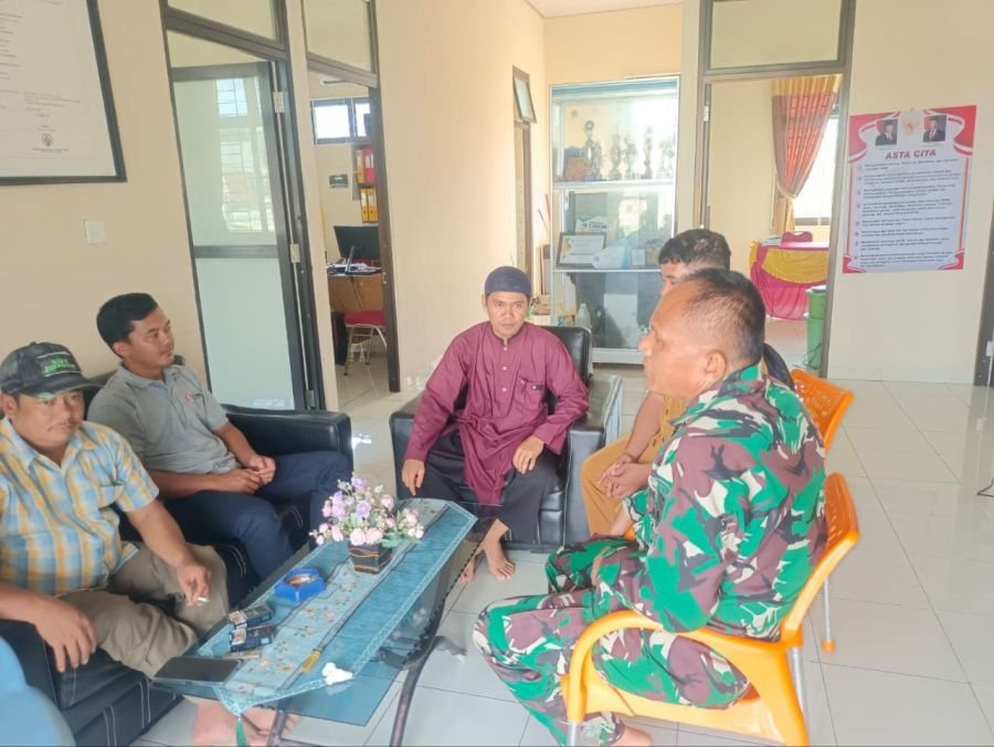 Jalin Sinergitas, Babinsa Koramil 09 Singigni Edi Nasri Laksanakan Komsos Bersama Aparat Desa