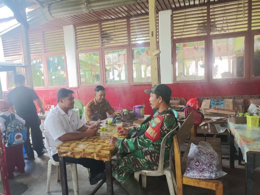 Jam Istirahat Jadi Ruang Komsos Babinsa 03/Tpl dengan Guru SDN 001 Sungai Salak