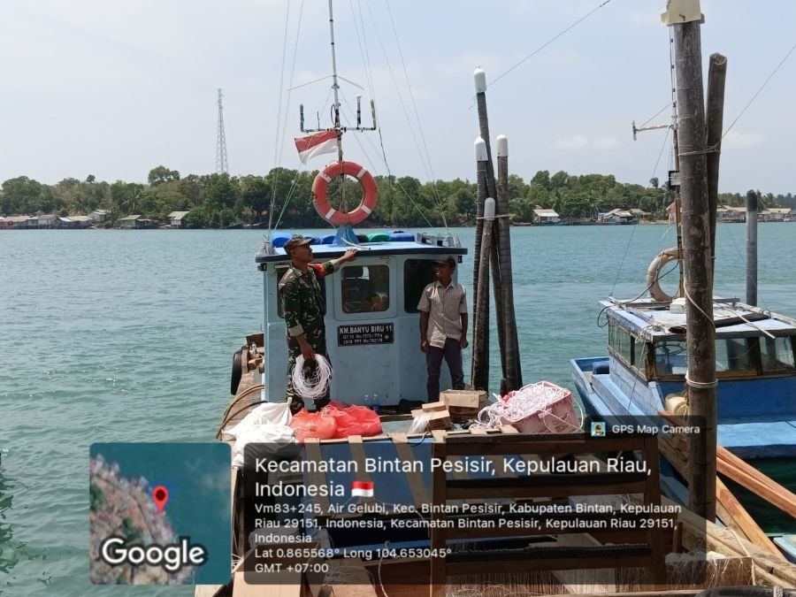 Jamin Keselamatan Melaut, Babinsa Desa Kelong Bantu Nelayan Cek Kelengkapan Alat Keselamatan.