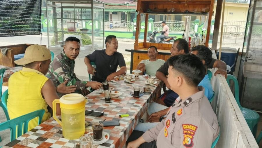 Jelajahi Aspirasi Warga, Babinsa Koramil 09 Singingi Gelar Komsos di Warung Kopi Desa Sungai Sirih