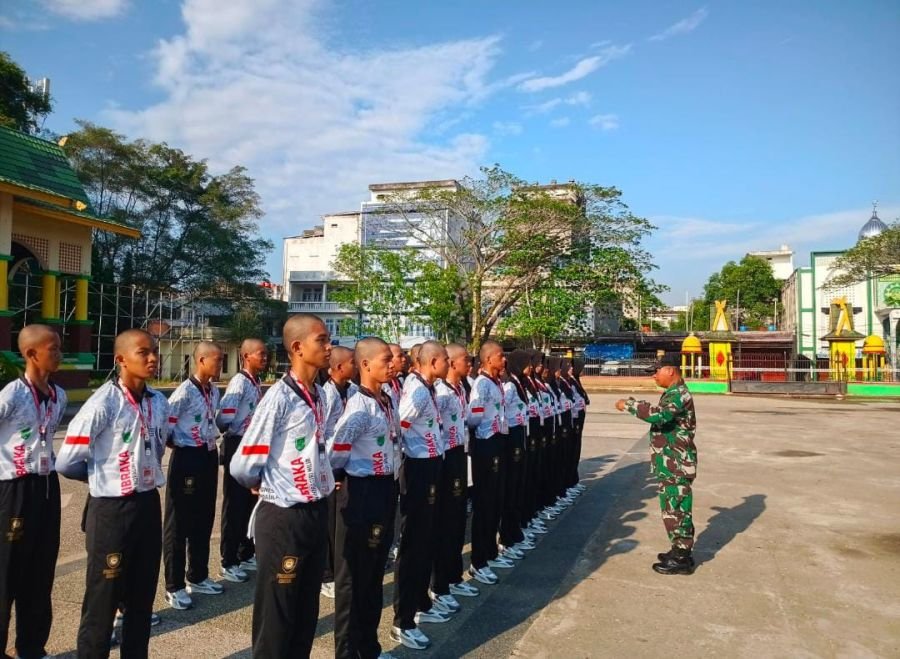 Jelang 17 Agustus, Babinsa 01/Tembilahan Serka M. Yasin Asah Kesiapan Paskibraka Inhil