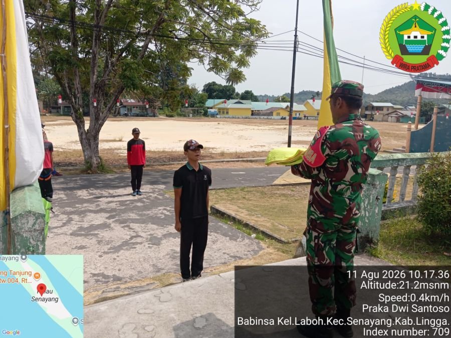 Jelang HUT Ke-81 RI, Babinsa Koramil 06/Senayang Pimpin Latihan Pengibar Bendera SMANSA Senayang