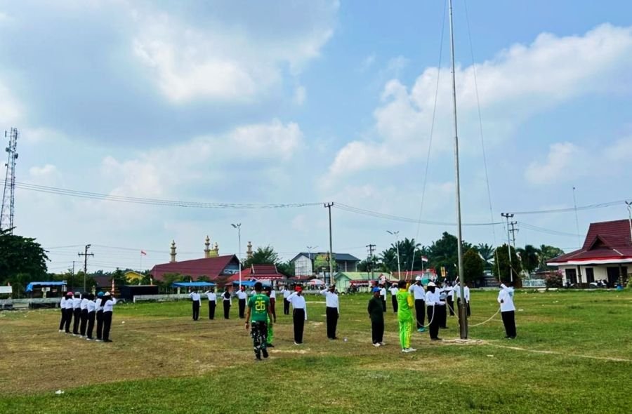 Jelang HUT ke-81 RI, Personil TNI Latih Calon Paskibra 
