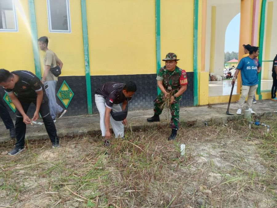 Jelang HUT ke-81 RI, Sertu Ramlan Bersama Pemkab Lingga Gotong Royong Bersihkan Lapangan Astaka