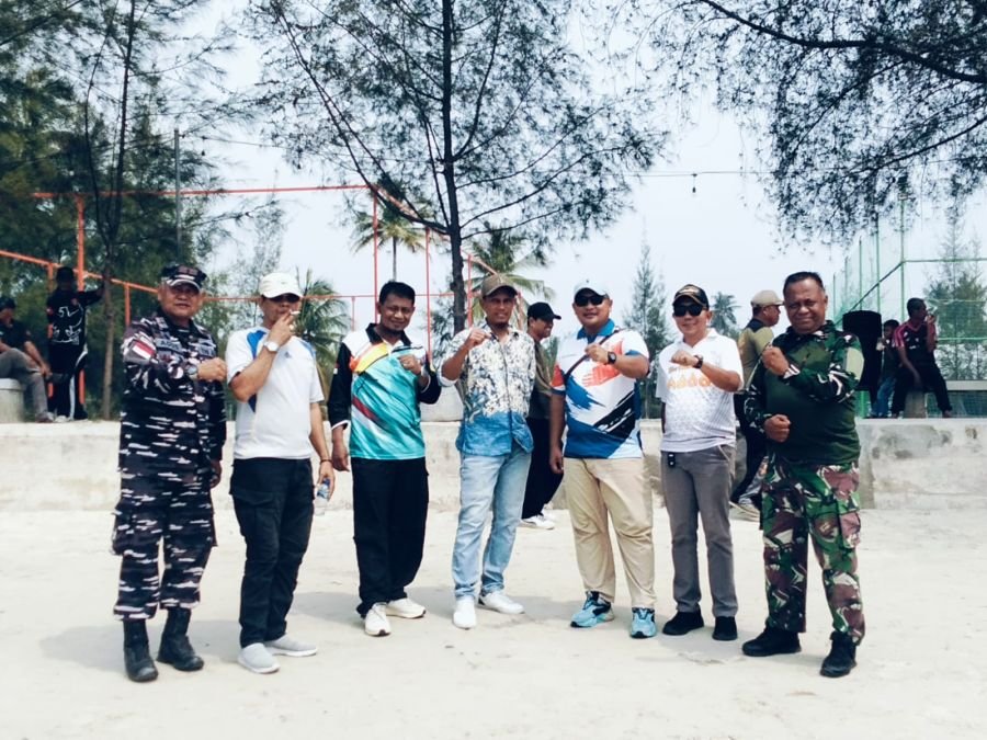 Jelang HUT ke-81 TNI AL, Babinsa dan Warga Bersihkan Pantai Tanjung Ambat