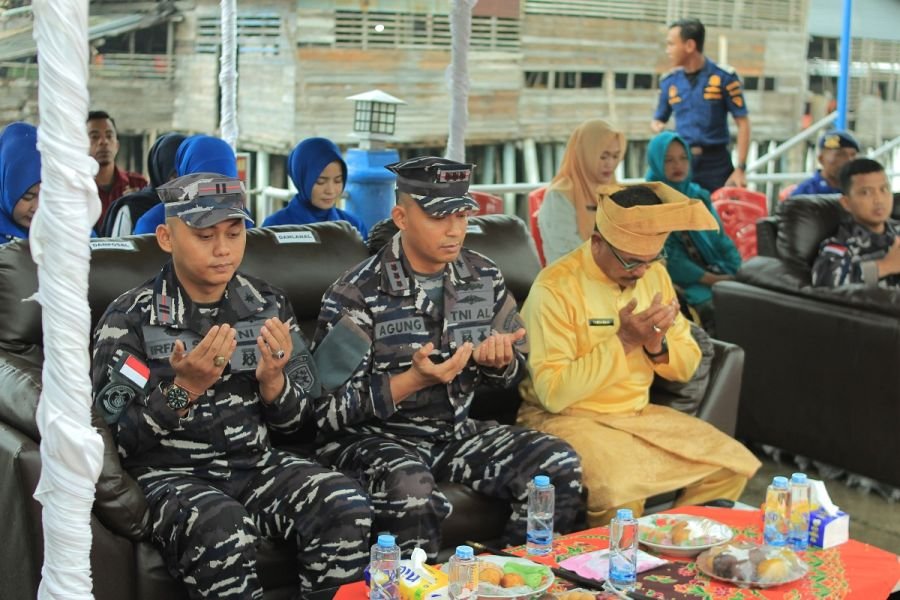 Jelang HUT ke-81 TNI, Danlanal Dumai Serahkan Life Jacket untuk Nelayan Panipahan
