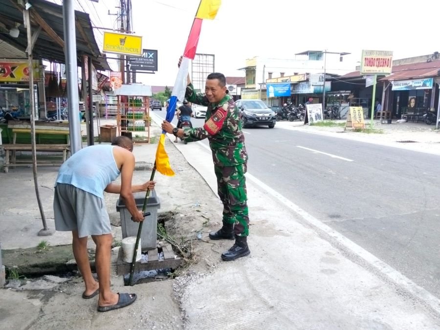 Jelang HUT Kemerdekaan, Babinsa Koramil 02/Kota Gencarkan Ajakan Pasang Bendera Merah Putih