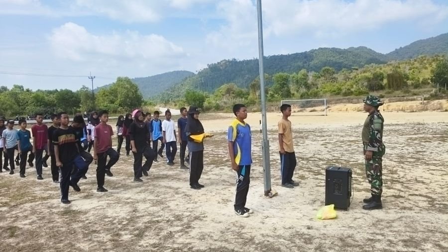 Jelang HUT RI, Babinsa Pongkar Perkuat Kesiapan Siswa untuk Upacara