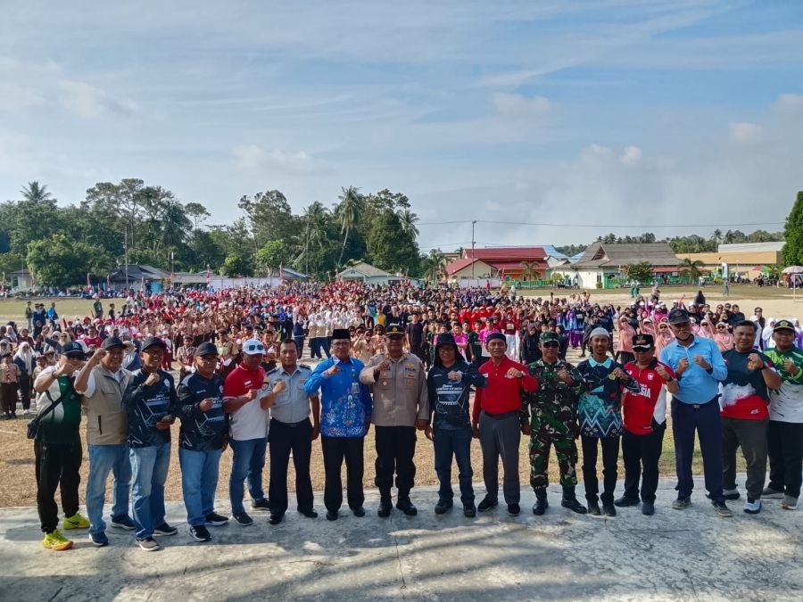 Jelang HUT RI, Babinsa Tanjung Berlian Dukung Lomba Gerak Jalan