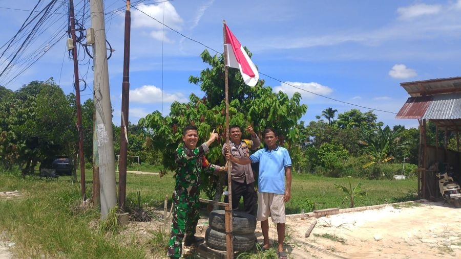 Jelang HUT RI ke-81, Babinsa dan Bhabinkamtibmas Bagikan Bendera Merah Putih kepada Warga Delima