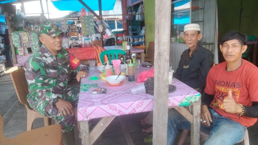 Jelang HUT RI ke-81, Babinsa Koramil 10/Pelangiran Ajak Warga Perkuat Kekompakan