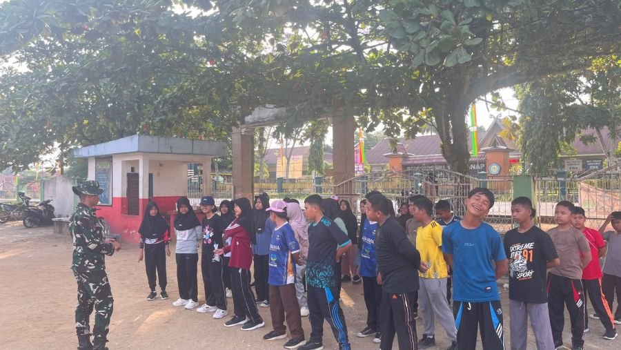 Jelang HUT RI, Prajurit Yonif TP 850/SC Gembleng Kedisiplinan Siswa Peranap Lewat Latihan PBB