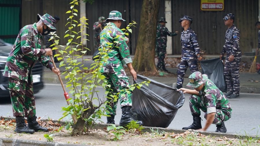 Jelang HUT TNI ke-81, TNI-Polri dan Masyarakat Gotong Royong Bersihkan Bintan Center.