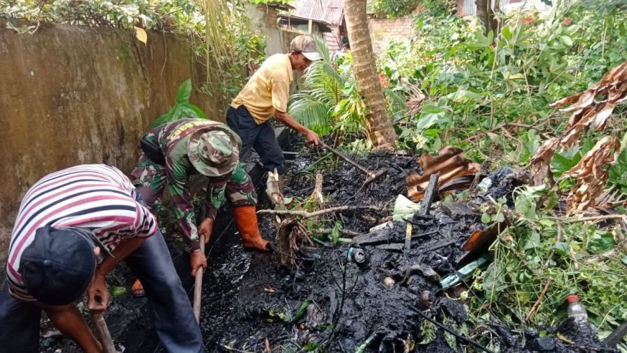 Jelang Idul Adha, Serka Firman Bersama Warga Gotong Royong Bersihkan Selokan di Koto Peraku