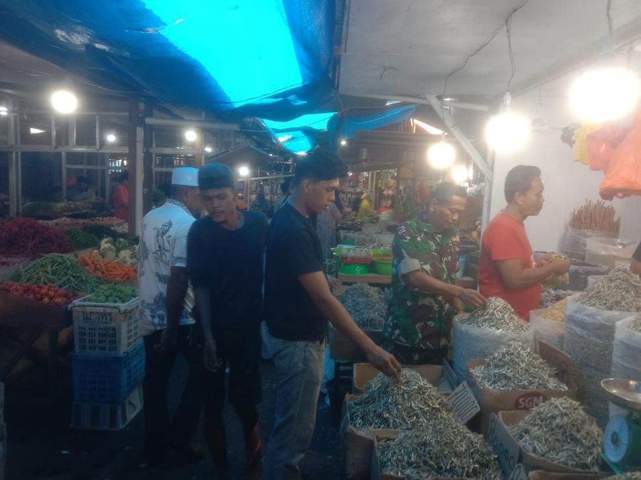 Jelang Idul Adha Serma Nuryadi Babinsa 01/Tbh Turun Langsung Pastikan Harga Sembako Tetap Aman