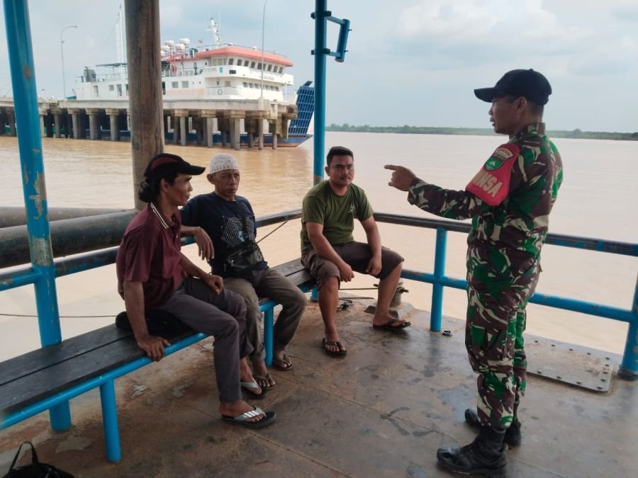 Jelang Keberangkatan ke Batam, Babinsa 01/Tembilahan Serka Jondri Imbau Penumpang Tetap Waspada
