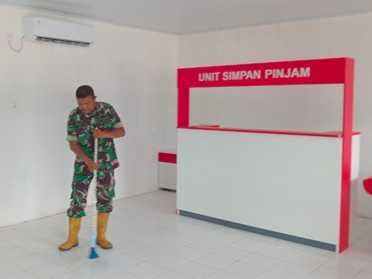 Jelang Operasional, Babinsa Bersihkan Gedung Koperasi Merah Putih Muntai Barat