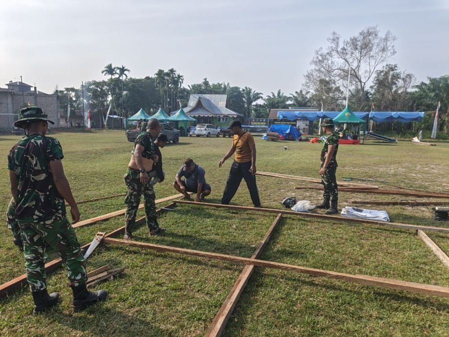 Jelang Penutupan TMMD ke-129 Kodim 0313/KPR, Satgas Gelar Persiapan Upacara di Lapangan Kantor Desa
