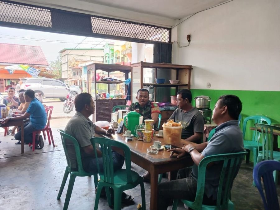 Jelang Salat Jumat, Koptu Irwan Laksanakan Komsos Bersama Warga di Kedai Kopi Jeri