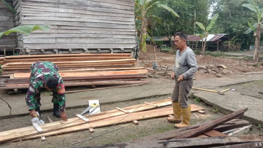 JELANG SHOLAT JUMAT, BABINSA KOPTU JUNEDI BANTU PEMBANGUNAN RUMAH WARGA DI DESA TELUK PAUH