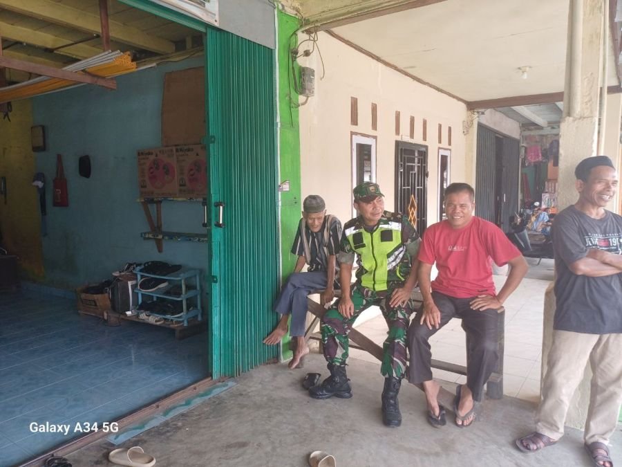 Jelang Sholat Jumat, Serka Efison Pererat Silaturahmi Melalui Komsos Bersama Warga Desa Pasar Inuman