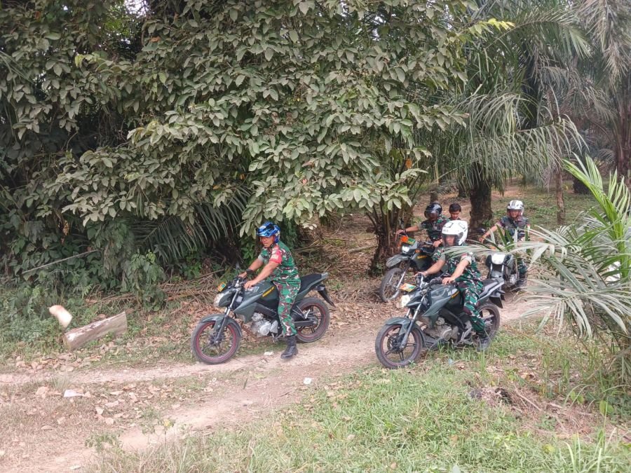 Jelang Siang, Babinsa Koramil 06/Cerenti Patroli dan Sosialisasi Karhutla Wilayah Kecamatan Inuman