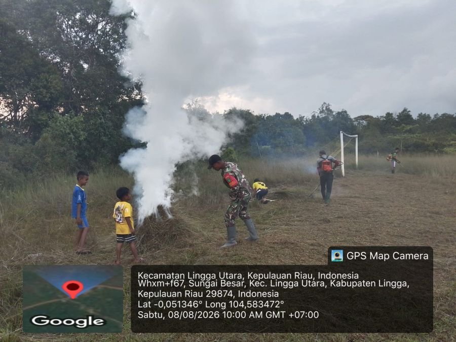 Jelang Sungai Besar Cup III 2026, Babinsa dan Warga Gotong Royong Bersihkan Lapangan Sepak Bola
