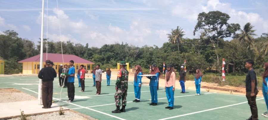Jelang Upacara HUT RI, Babinsa Desa Parit Fokus Latih Paskibra