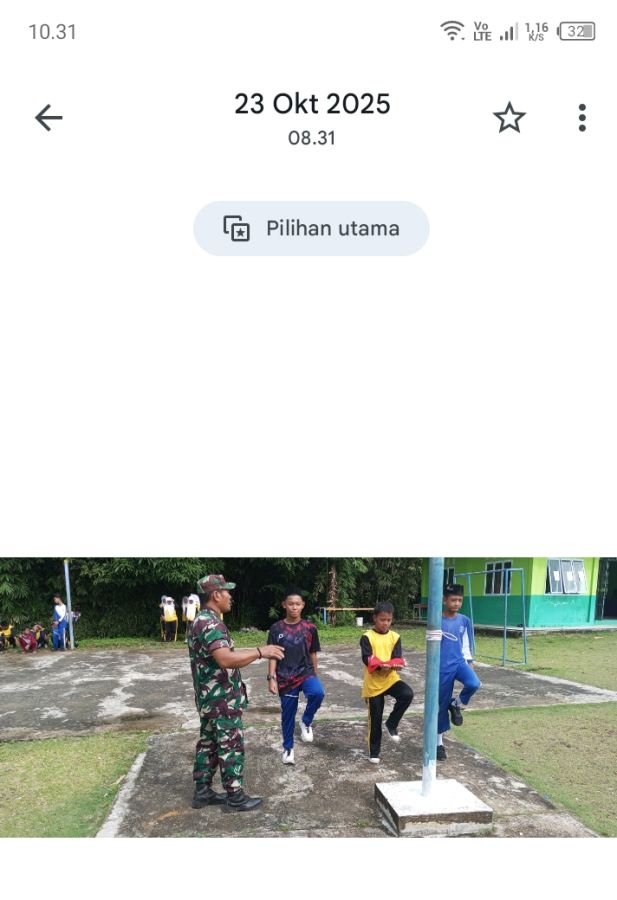 Jelang Upacara Senin, Babinsa Latih Siswa MTs Secara Intensif