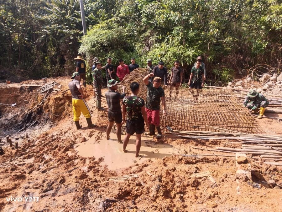 Jembatan Armco di Sungai Kangboi, Satgas Jembatan Kodim 0315/TPI Gesa Pemasangan Besi Pilar
