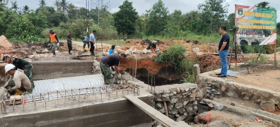 Jembatan Armco Sungai Mentras Capai 50 Persen, Dandim 0315/TPI : Berkat Goro Bersama Masyarakat