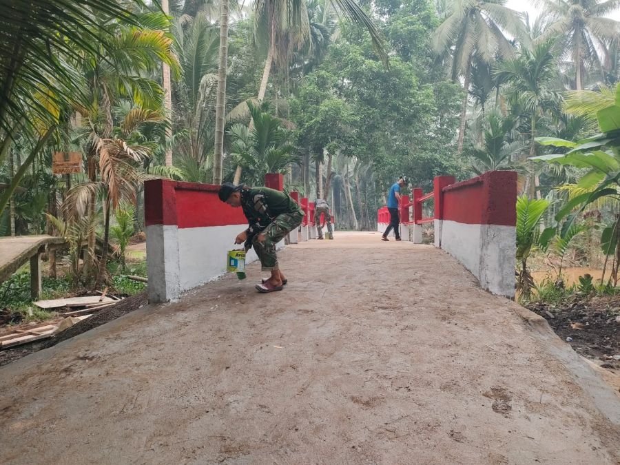 Jembatan Beton Sungai Gantang Tuntas, Babinsa 03/Tpl Pastikan Siap Digunakan