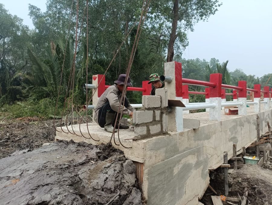 Jembatan Beton Teluk Dalam Masuk Tahap Finishing, Fokus Pekerjaan Pemasangan Batako Tepian Jembatan