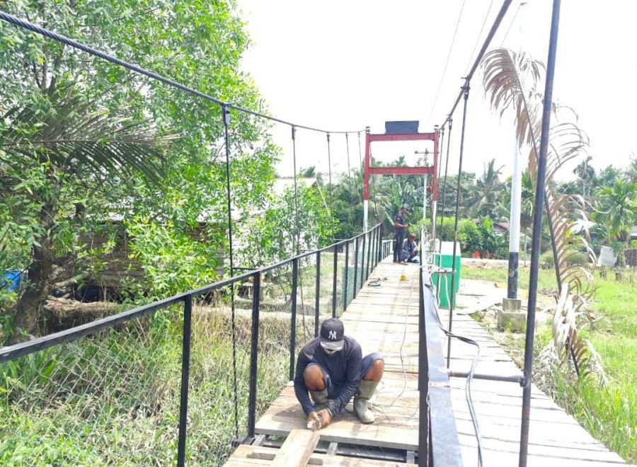 Jembatan Gantung Garuda 01/Tembilahan Mulai Dipasangi Papan Jembatan