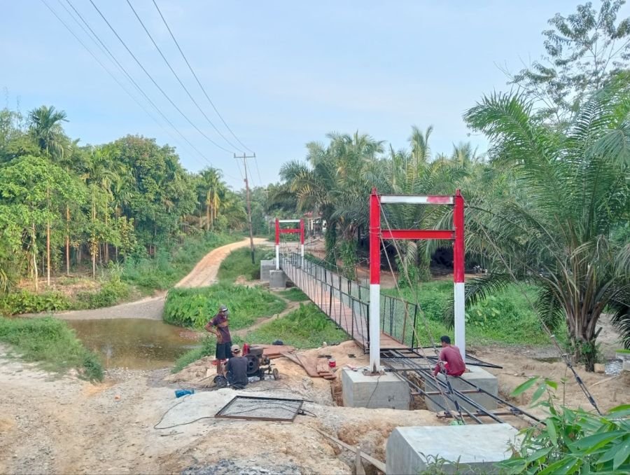 Jembatan Gantung Garuda di Sanglap Capai Tahap Pemasangan Lantai Kayu dan Pengecatan Pilon