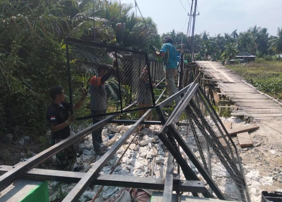 Jembatan Gantung Garuda Koramil 01/Tembilahan Diperkuat, Pagar Pengaman Dipasang di Dua Sisi