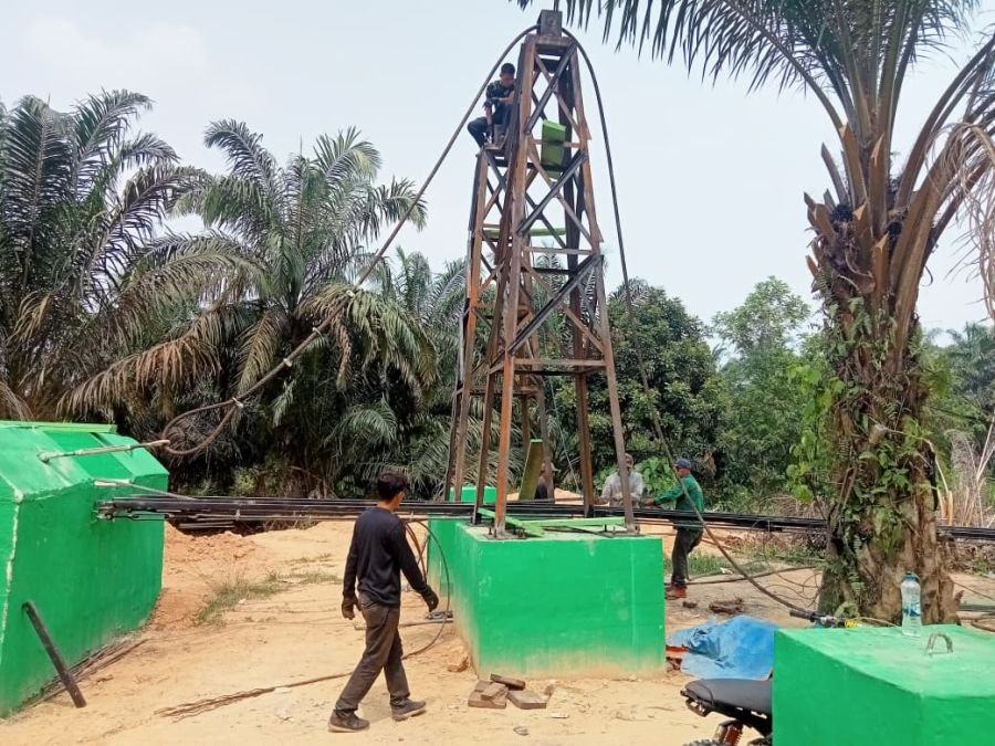 Jembatan Gantung Perintis Garuda Keritang Hulu: Kerjakan Rangka Silang Dilas, Seling Atas Terpasang