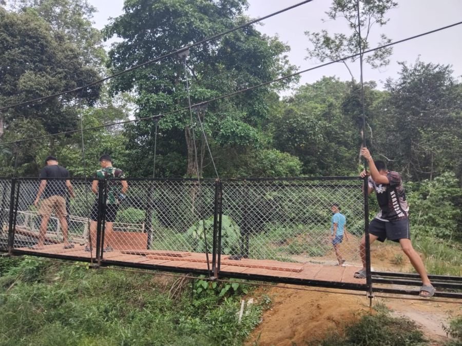 Jembatan Gantung Talang Perigi Terus Dikerjakan, Pemasangan Papan Berlanjut