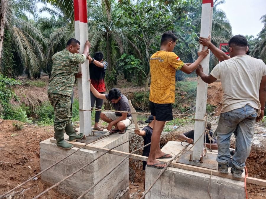 Jembatan Gantung Talang Pring Jaya Masuki Tahap Pemasangan Tiang Pilon dan Seling