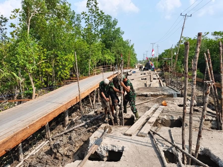 Jembatan Garuda Desa Semukut Terus Dikebut, TNI dan Masyarakat Bergotong Royong