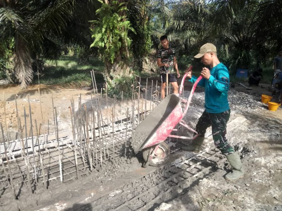 Jembatan Garuda Dikebut, Satgas Kodim 0302/Inhu Fokus Cor Tapak Angkur